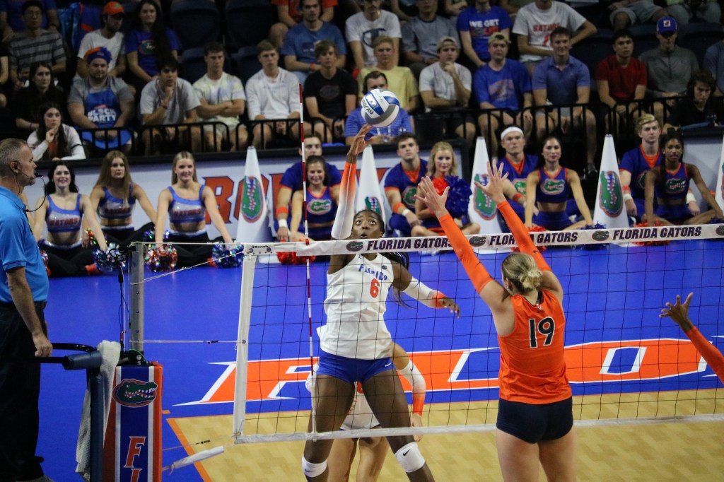 VB: Florida Cruises to Victory in Series Opener Against&nbsp;Arkansas