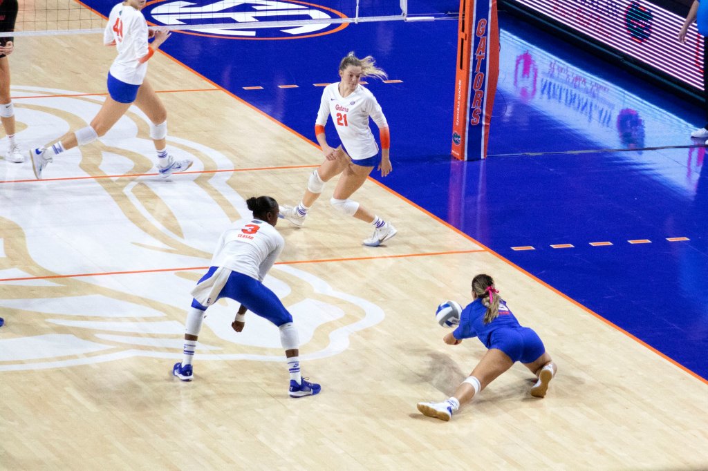 VB: Gators Defeat Top-10 Ranked Golden Gophers in Home&nbsp;Opener